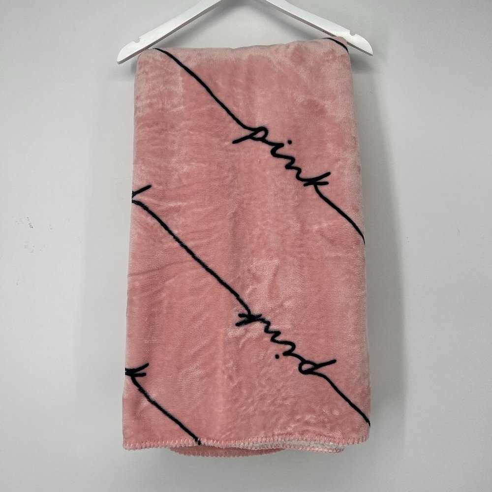 Victoria's Secret PINK Cozy Plush Blanket Pink White Linear Script 50x60 in NWOT - Picture 3 of 9